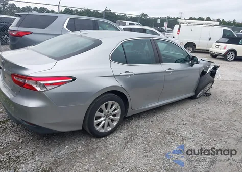 2020 Toyota Camry Le z USA, uszkodzony, nr VIN 4T1C11AK9LU960376